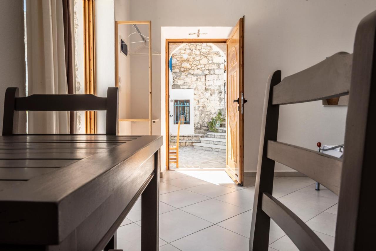 Amphora Guesthouse Himare Exterior photo